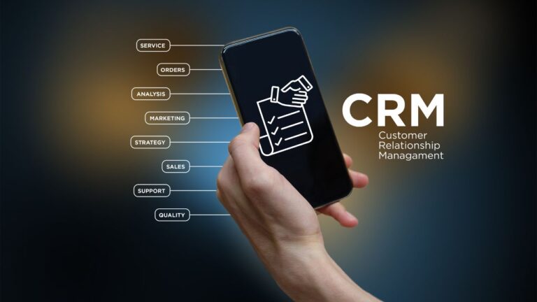 Proprietario di impresa che accede al suo CRM dallo smartphone
