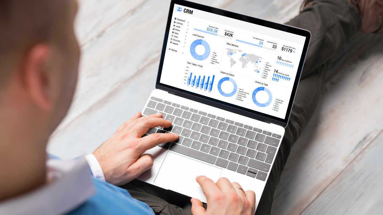 Collaboratore utilizza il CRM per le normali attività aziendali