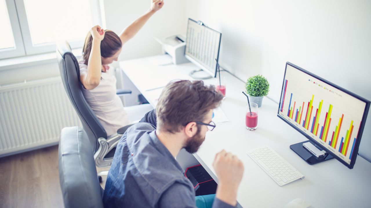 Giovani ragazzi collaboratori d'impresa esultano per il lavoro appena completato sul CRM aziendale