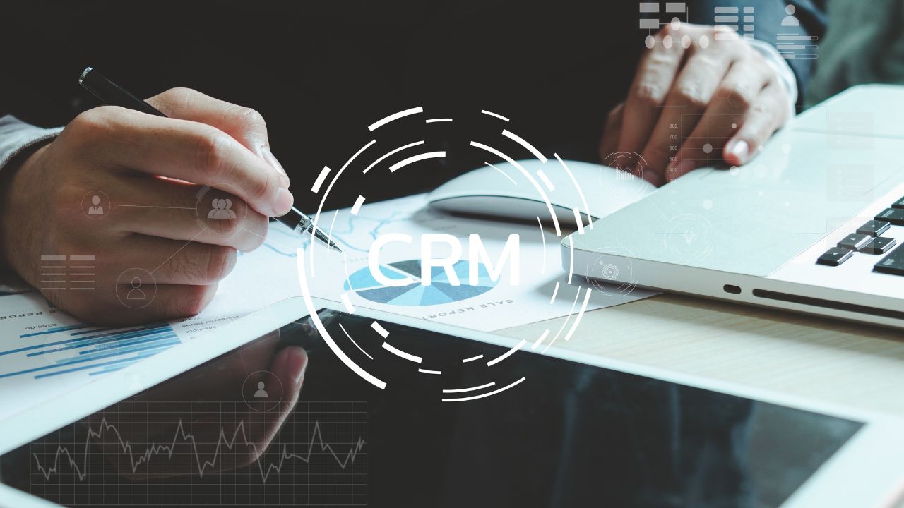 Dirigente di impresa utilizza il CRM che possiede le funzionalità integrate di Excel