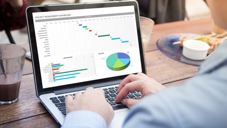 Dirigente di impresa utilizza un CRM con le funzionalità integrate di Excel
