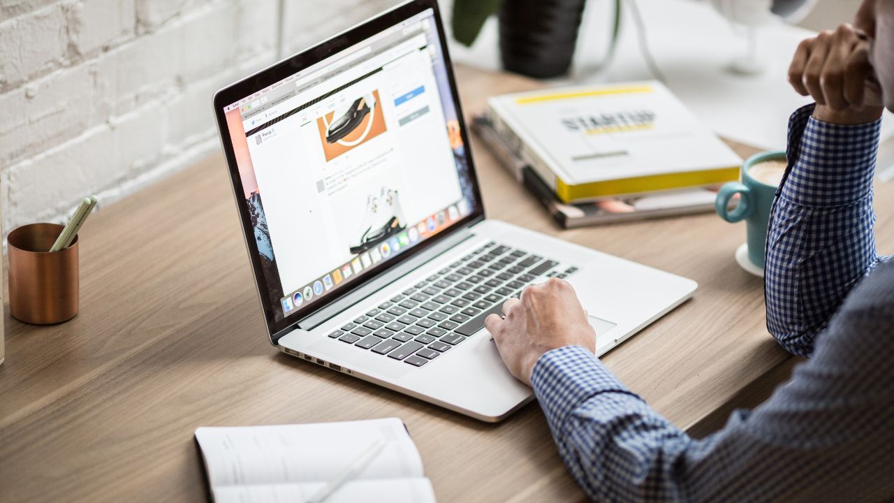 Prorpietario d'impresa che accede al CRM in cloud da casa