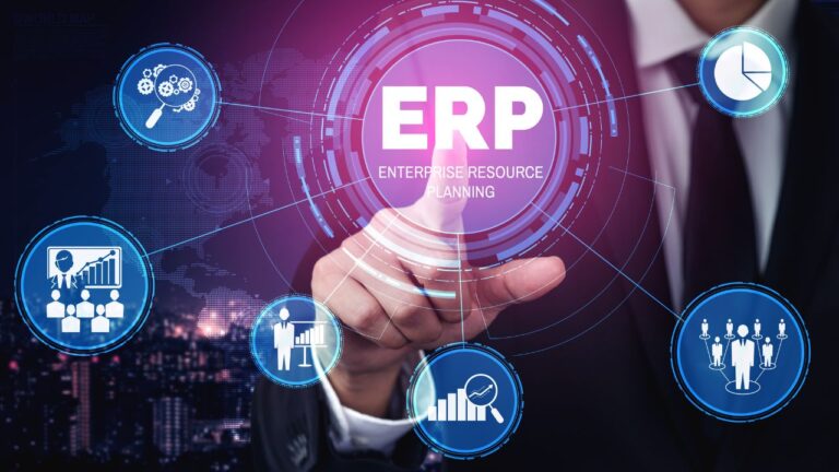 Giovane imprenditore utilizza un ERP per la sua azienda