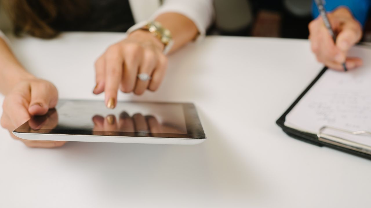 Due collaboratori che utilizzano il crm nelle proprie attività