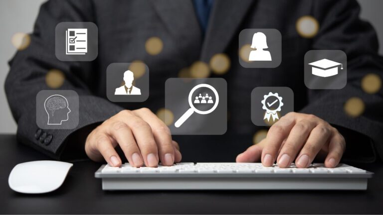 Collaboratore utilizza il crm per una delle attività aziendale