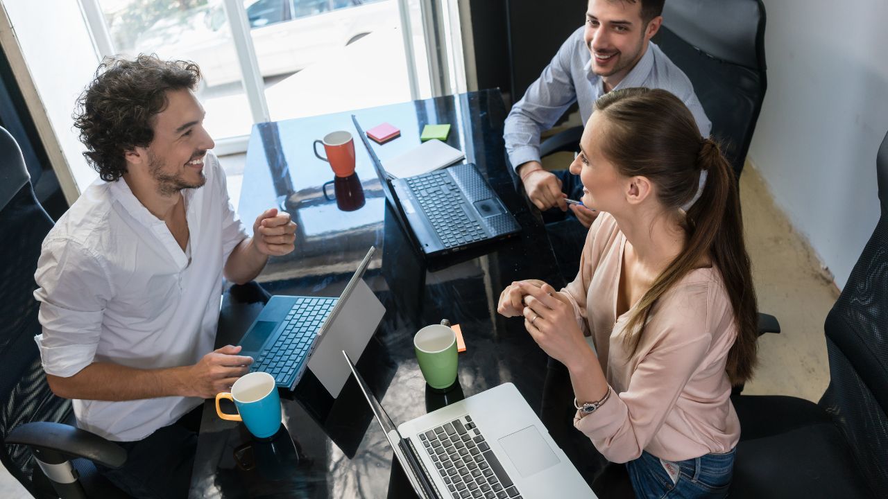 Proprietari di impresa discutono sulla possibilità di adottare un CRM in azienda