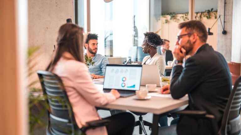 Dipendenti di impresa parlano dei motivi per adottare un CRM in azienda