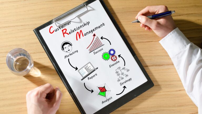 Proprietario di impresa che utilizza il crm per ridurre i costi della propria azienda
