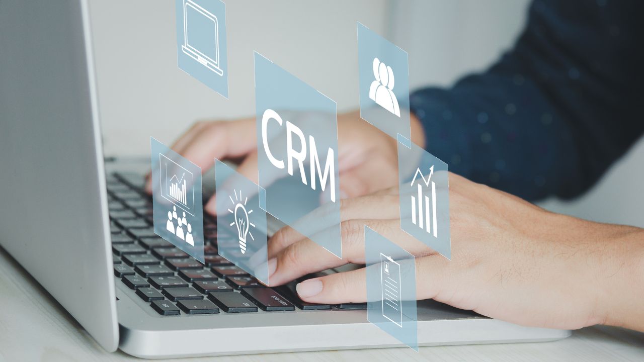Collaboratore d'azienda utilizza il CRM