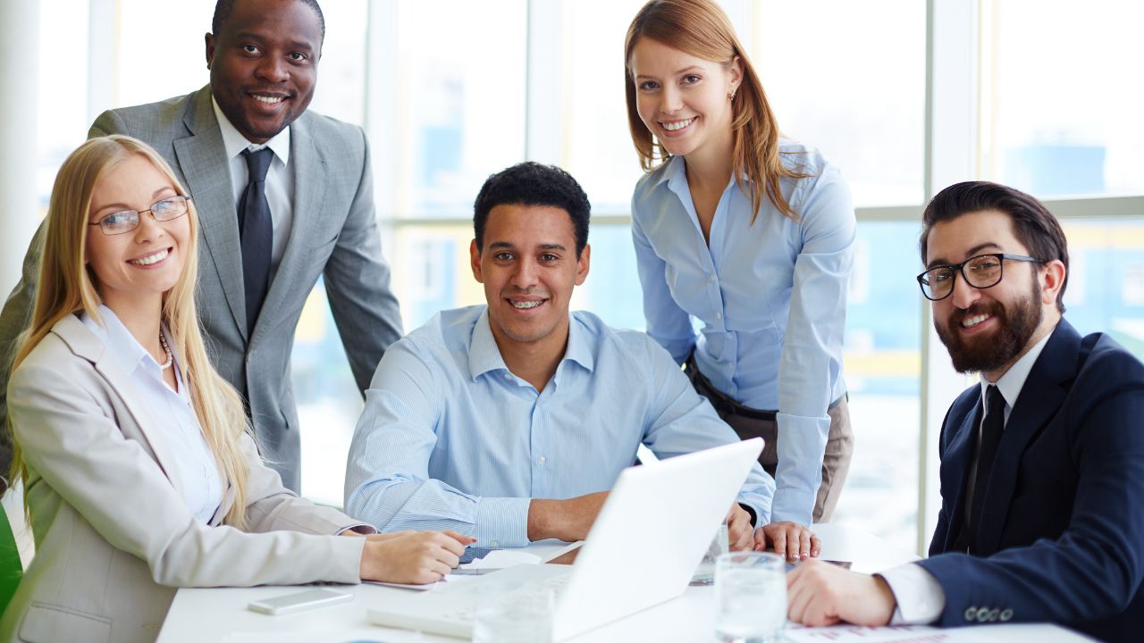 Proprietari di impresa felici per aver ridotto i costi in azienda grazie al CRM