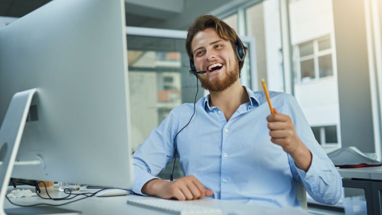 Ragazzo felice per aver utilizzato il crm per migliorare le attività di customer care