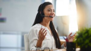 Ragazza felice per aver migliorato l'efficacia della customer experience grazie all'utilizzo del CRM