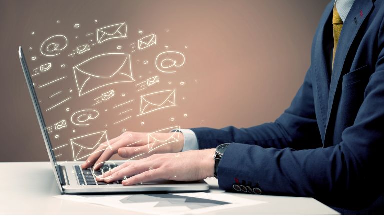 Responsabile d'azienda utilizza il CRM per attività di mail marketing