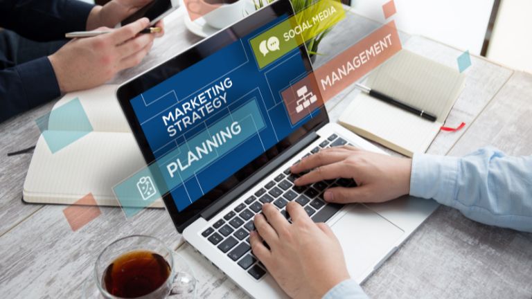 Responsabile marketing utilizza i dati raccolti dal CRM personalizzato su misura per la definizione di nuove campagne di comunicazione