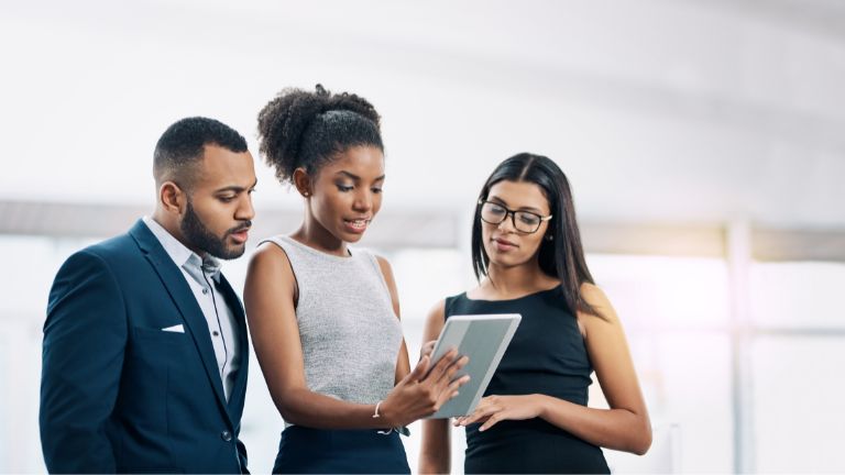 Dirigenti di impresa analizzano i dati ricavati dal CRM per acquisire nuovi clienti