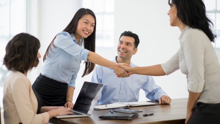 Proprietaria d'impresa felice per aver raggiunto un accordo per avere un crm che aiuti nell'acquisizione di nuovi clienti